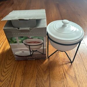 Beautifully Designed White Stoneware Casserole with Lid & Metal Warming Rack